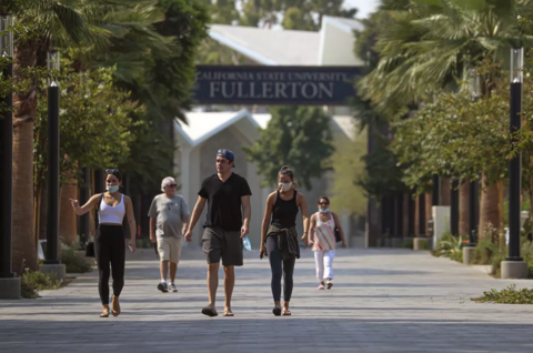 Fullerton students walking through campus